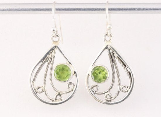 Opengewerkte zilveren oorbellen met peridoot afbeelding 4