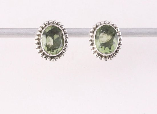 Bewerkte zilveren oorstekers met groene amethist afbeelding 4