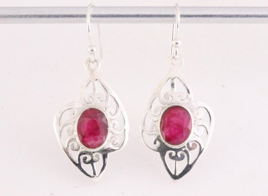 Opengewerkte zilveren oorbellen met robijn afbeelding 4