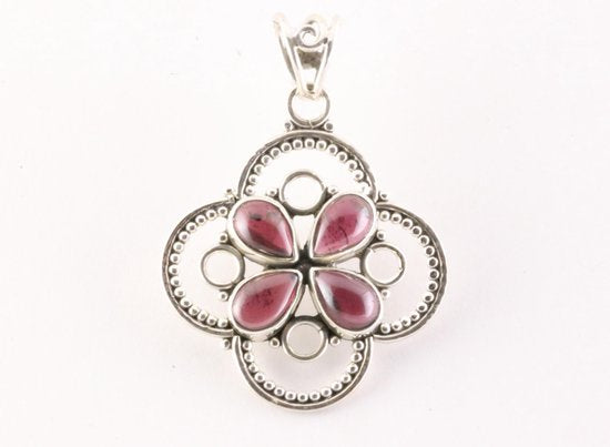 Opengewerkte zilveren hanger met granaat afbeelding 1