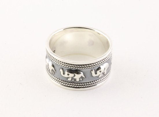 Brede zilveren ring met olifanten afbeelding 2