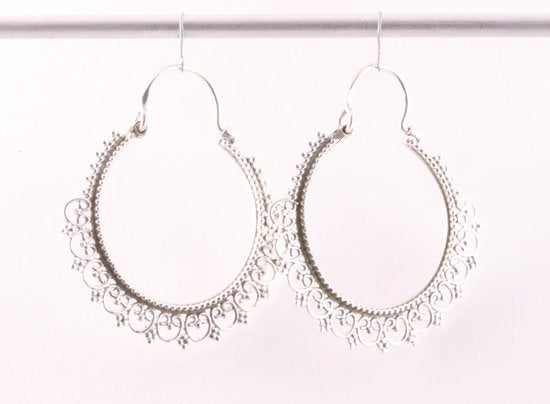 Grote opengewerkte traditionele zilveren oorringen afbeelding 2