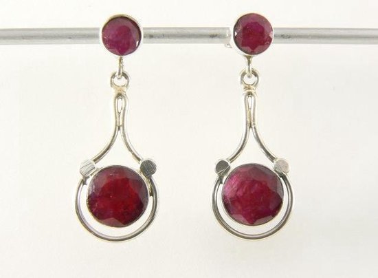Opengewerkte zilveren oorstekers met robijn afbeelding 4