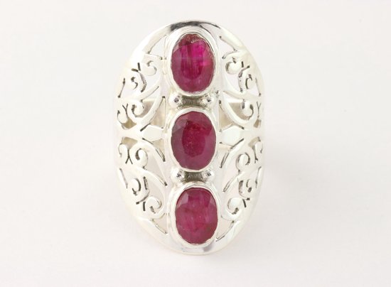 Langwerpige opengewerkte zilveren ring met robijn afbeelding 3