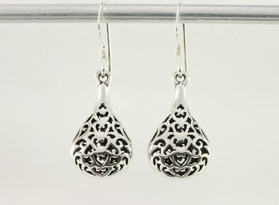 Fijne druppelvormige opengewerkte zilveren oorbellen afbeelding 4