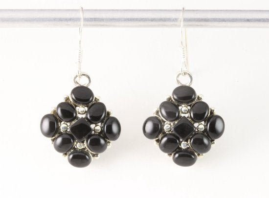 Ruitvormige zilveren oorbellen met onyx afbeelding 4