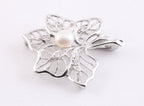 Opengewerkte zilveren broche met zoetwater parel en witte topaas afbeelding 1