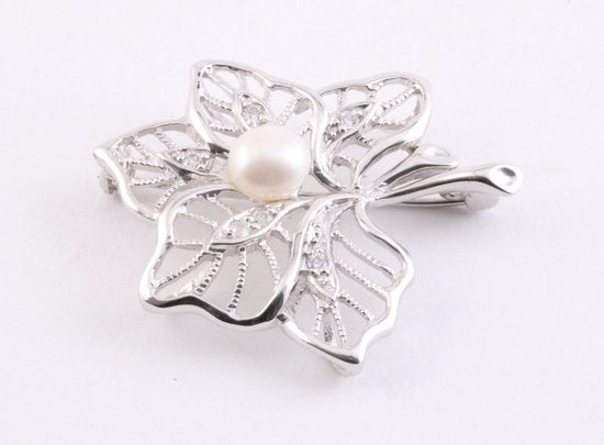 Opengewerkte zilveren broche met zoetwater parel en witte topaas afbeelding 1