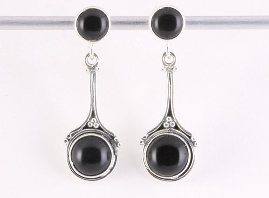 Bewerkte zilveren oorstekers met onyx afbeelding 4