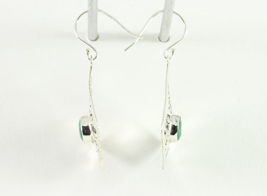Opengewerkte zilveren oorbellen met smaragd afbeelding 2