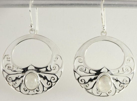 Ronde opengewerkte zilveren oorbellen met regenboog maansteen afbeelding 1