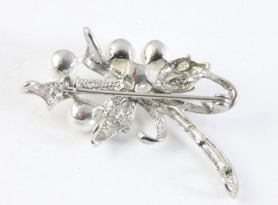 Hoogglans zilveren broche met witte zoetwater parels afbeelding 3