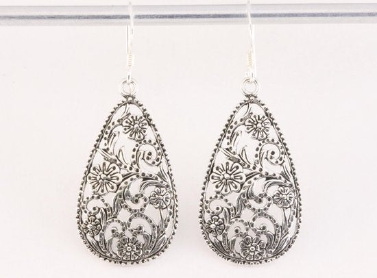 Opengewerkte zilveren oorbellen met bloemenmotief afbeelding 1