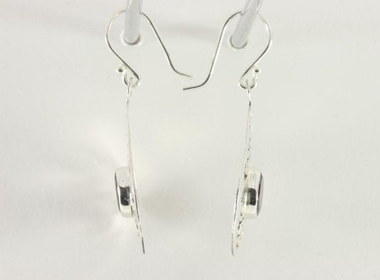 Opengewerkte zilveren oorbellen met granaat afbeelding 2