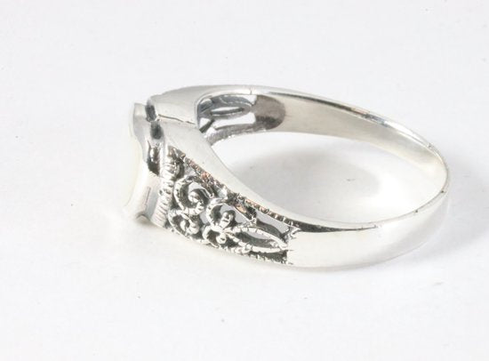 Opengewerkte zilveren ring met parelmoer hartje afbeelding 4