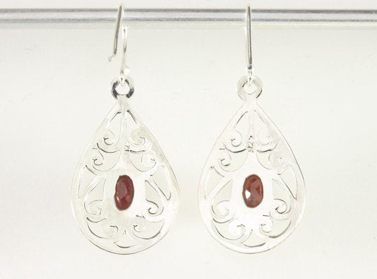 Opengewerkte zilveren oorbellen met granaat afbeelding 3