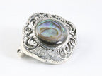 Opengewerkte zilveren broche met abalone schelp afbeelding 2
