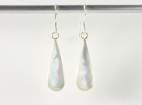 Druppelvormige zilveren oorbellen met parelmoer afbeelding 4