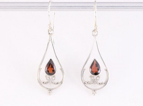 Fijne opengewerkte zilveren oorbellen met granaat afbeelding 4