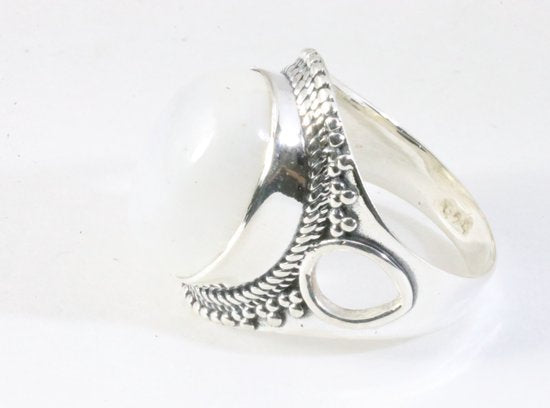 Bewerkte zilveren ring met regenboog maansteen afbeelding 4