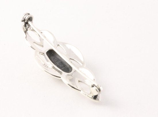 Langwerpige opengewerkte zilveren broche met onyx en marcasiet afbeelding 3