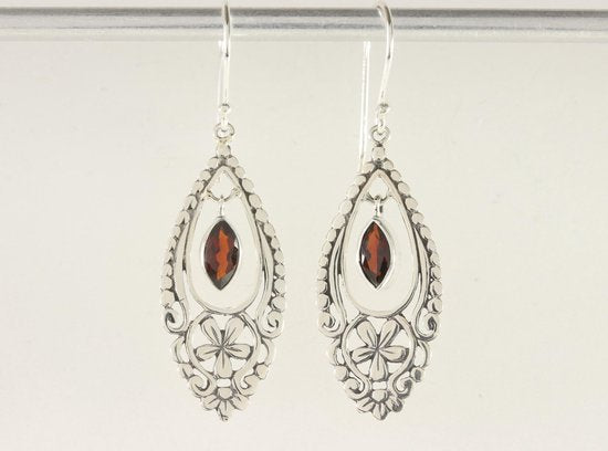 Opengewerkte zilveren oorbellen met granaat afbeelding 4