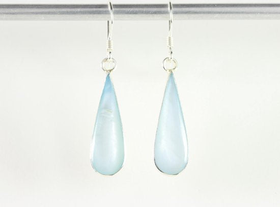 Druppelvormige zilveren oorbellen met lichtblauwe schelp afbeelding 4