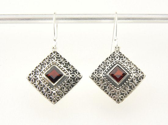 Bewerkte ruitvormige zilveren oorbellen met granaat afbeelding 4