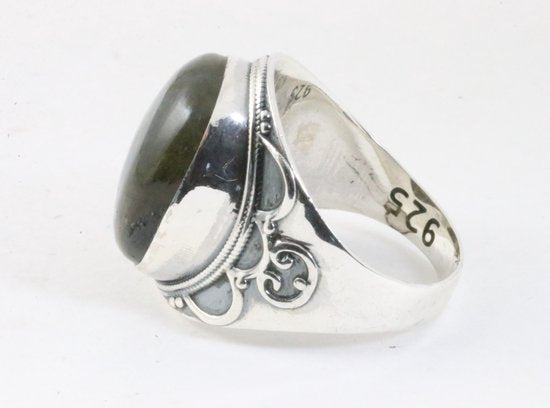 Bewerkte zilveren ring met labradoriet afbeelding 4