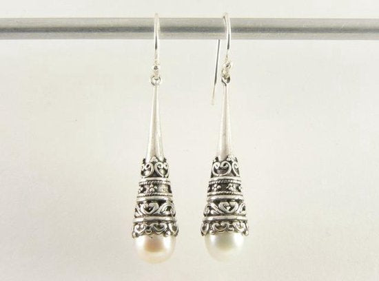 Bewerkte zilveren pegeloorbellen met zoetwater parel afbeelding 1