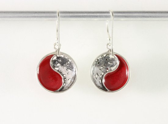 Ronde opengewerkte zilveren oorbellen met rode koraal steen afbeelding 3