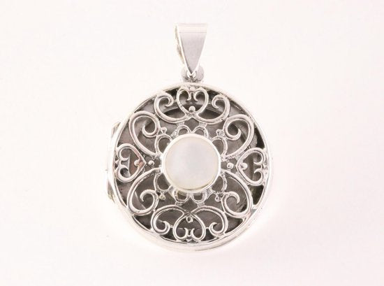 Rond opengewerkt zilveren medaillon met parelmoer afbeelding 4