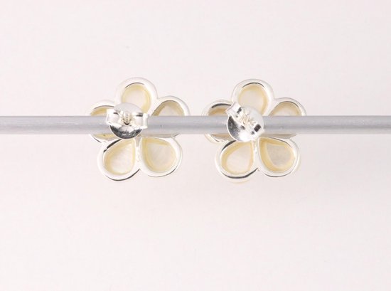 Bloemvormige zilveren oorstekers met parelmoer afbeelding 3