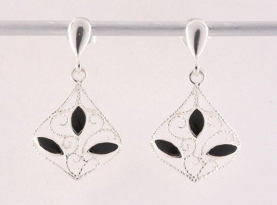 Fijne opengewerkte zilveren oorstekers met onyx afbeelding 4