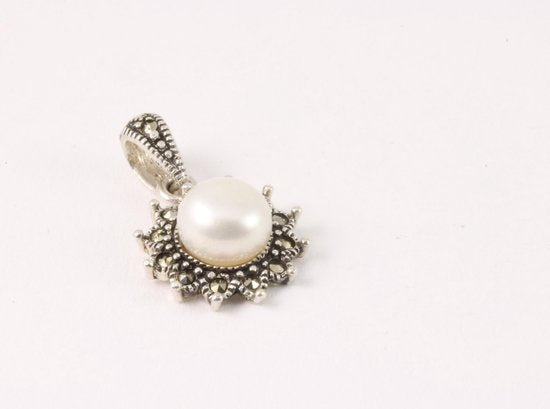 Fijne zilveren hanger met marcasiet en parel aan ketting afbeelding 2