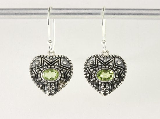 Bewerkte zilveren oorbellen met peridoot afbeelding 4