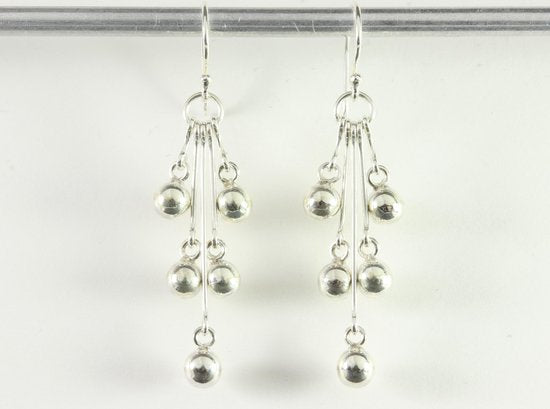 Zilveren oorbellen met fijne hoogglans bolletjes afbeelding 4