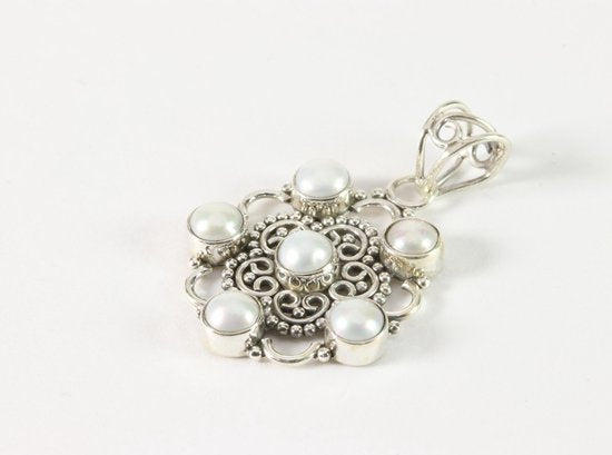 Opengewerkte zilveren hanger met zoetwater parels afbeelding 2