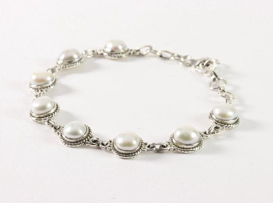 Fijn bewerkte zilveren schakelarmband met zoetwater parels afbeelding 3