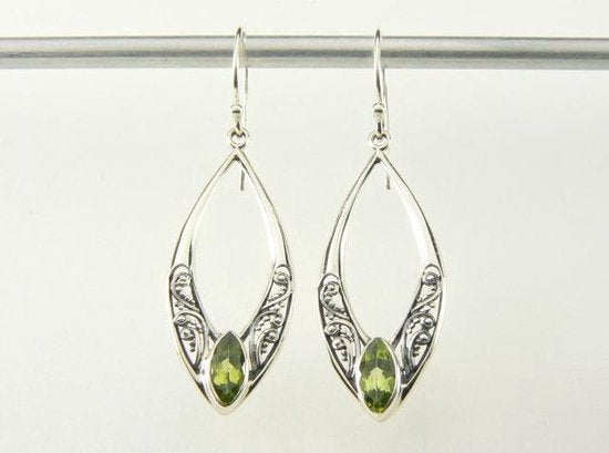 Opengewerkte zilveren oorbellen met peridoot afbeelding 4