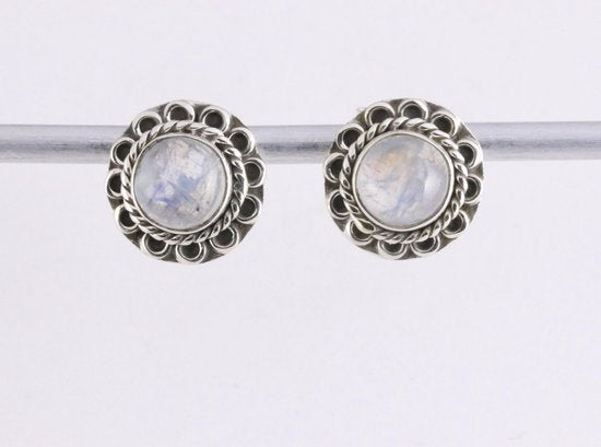 Fijne bewerkte zilveren oorstekers met regenboog maansteen afbeelding 1