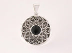 Rond opengewerkt zilveren medaillon met onyx afbeelding 4
