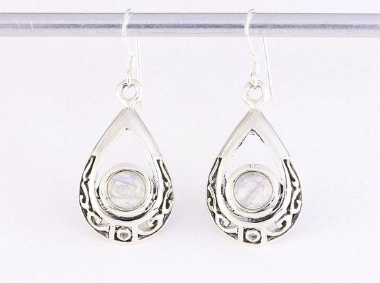 Opengewerkte zilveren oorbellen met regenboog maansteen afbeelding 3