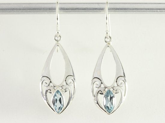 Opengewerkte zilveren oorbellen met blauwe topaas afbeelding 4