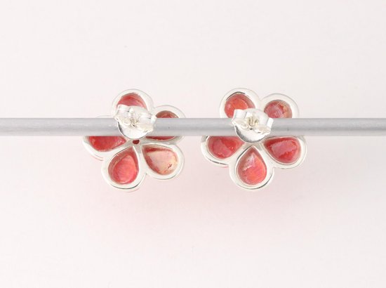 Bloemvormige zilveren oorstekers met rode koraal steen afbeelding 3