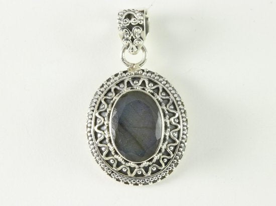 Bewerkte zilveren hanger met gefacetteerde labradoriet afbeelding 4