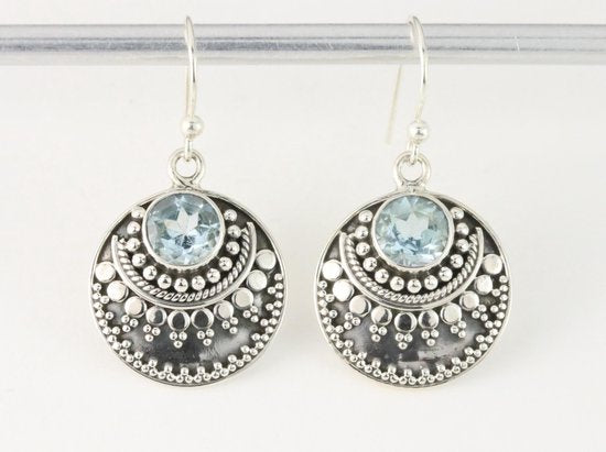 Ronde bewerkte zilveren oorbellen met blauwe topaas afbeelding 4