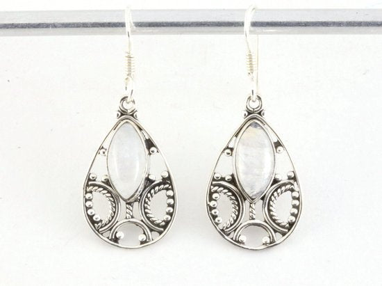 Opengewerkte zilveren oorbellen met regenboog maansteen afbeelding 3