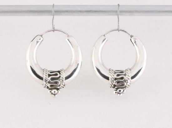 Fijne bewerkte zilveren Bali oorringen afbeelding 4