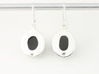 Bewerkte ovale zilveren oorbellen met onyx afbeelding 2